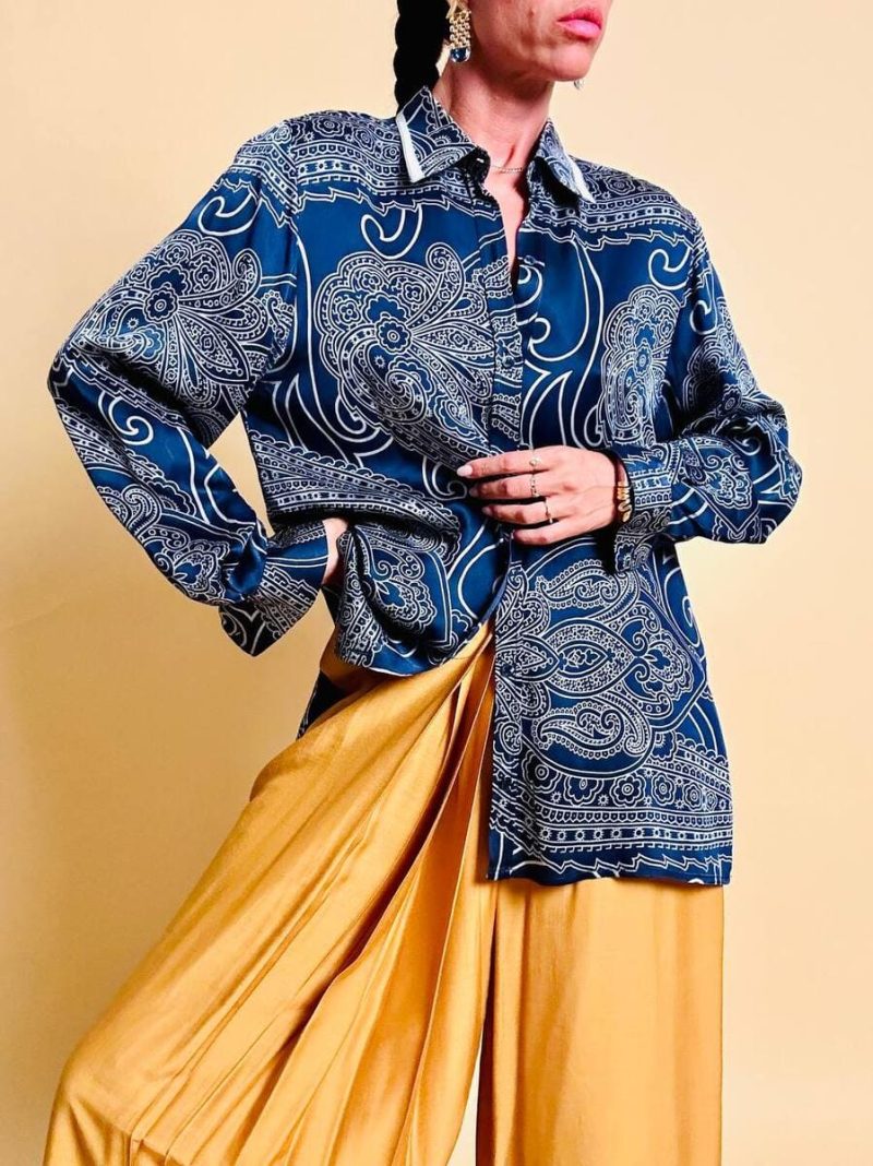 Camicia in raso di seta blu notte con fantasia paisley grigio perla