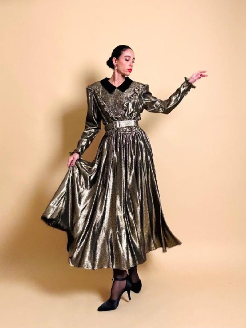 Maxi dress in seta e lamè oro con colletto in velluto nero “Valentino Miss V”