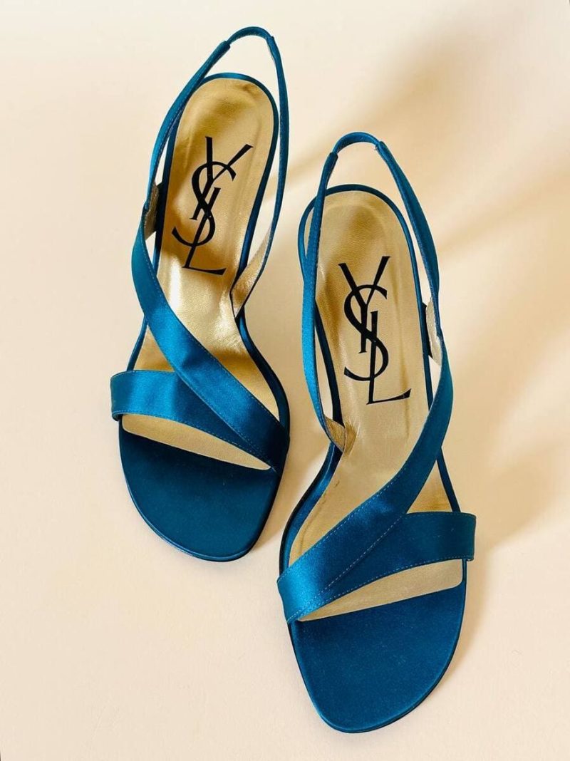 Sandali asimmetrici in raso verde petrolio “Yves Saint Laurent”