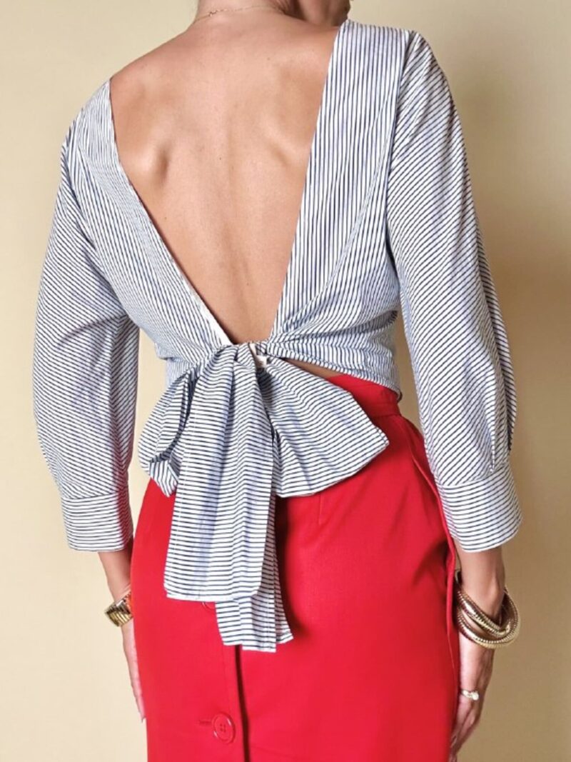 Blusa incrociata in cotone bianco a righe azzurre “P.A.R.O.S.H.”