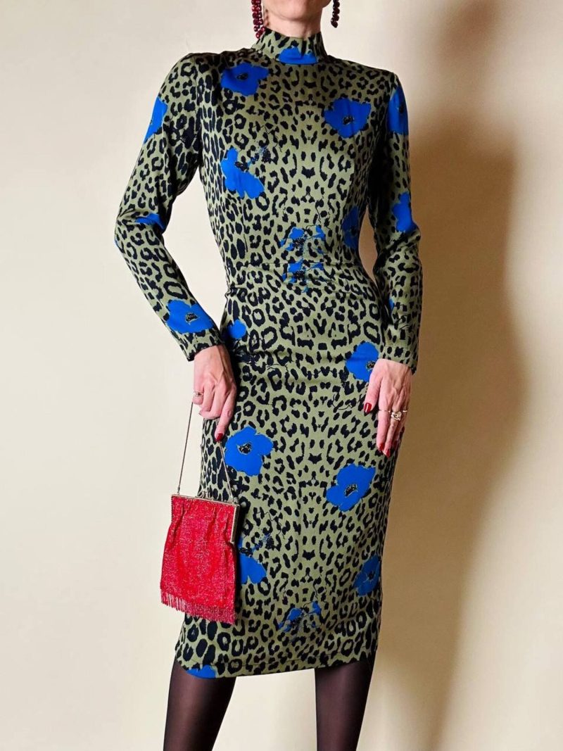 Abito in seta verde oliva fantasia leopardo con maxi fiori bluette “Essentiel”