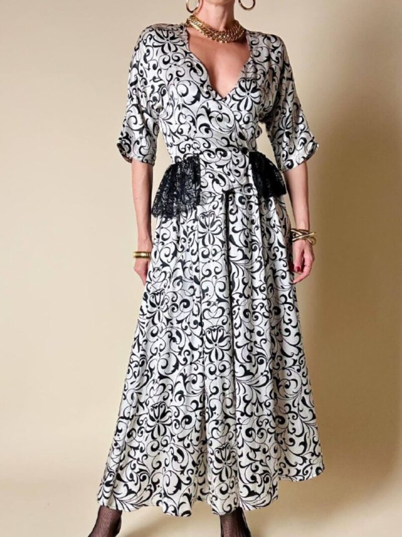 Abito lungo in raso di seta bianco con arabeschi neri “Gianni Versace”