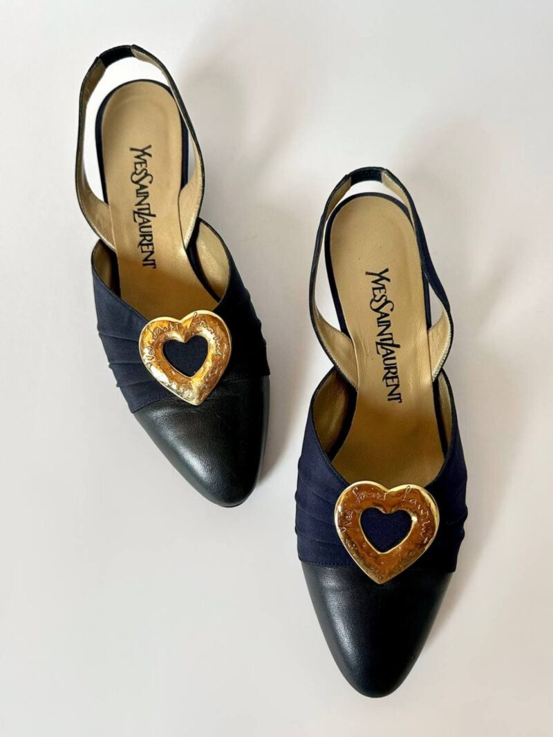 Slingback vintage Yves Saint Laurent blu notte con cuori gioiello dorati