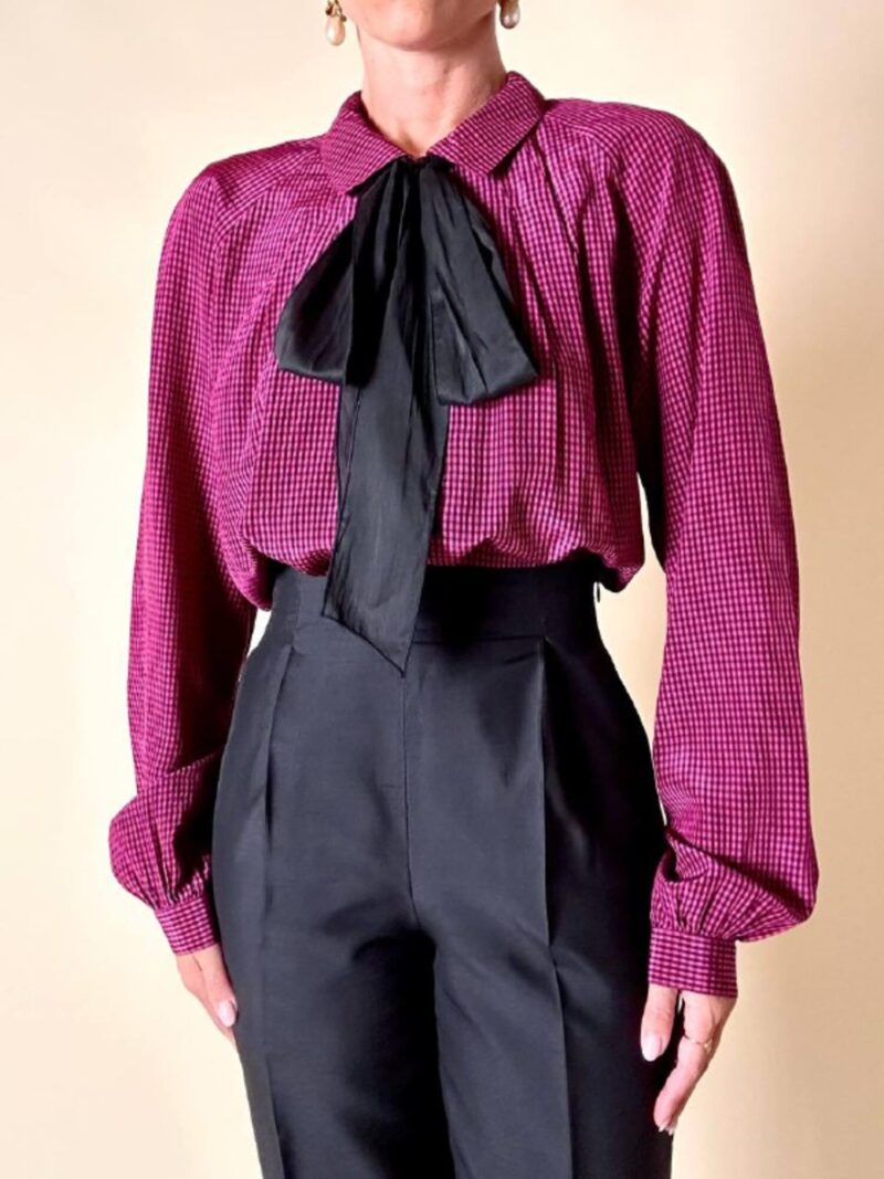 Camicia in seta a quadretti fucsia e neri con con fiocco al collo “Valentino”