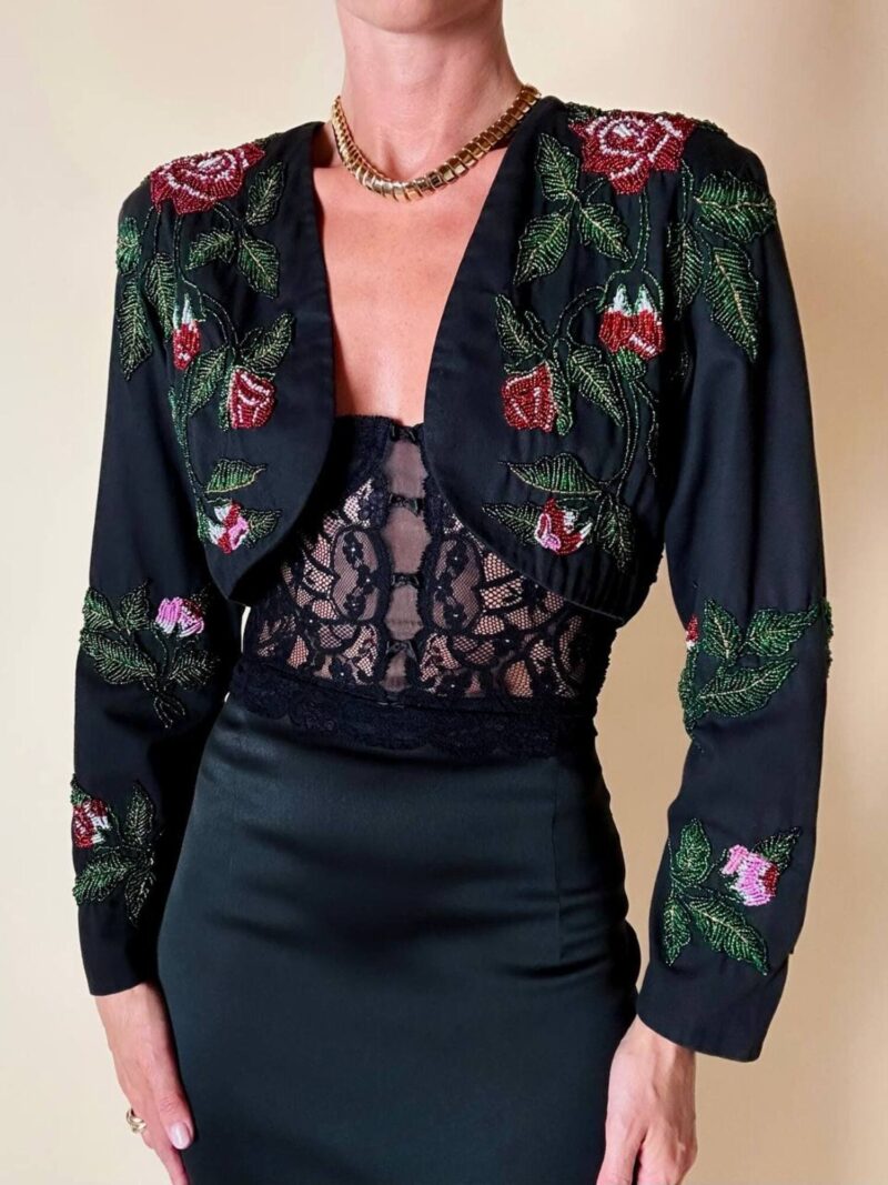 Bolero sartoriale in cotone nero con rose rosse ricamate in perline