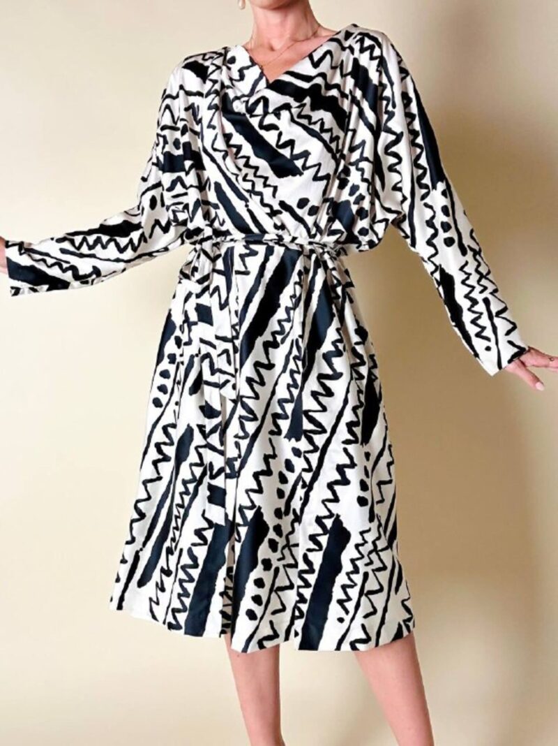 Abito sartoriale con cintura in coordinato fantasia optical bianco latte e nera