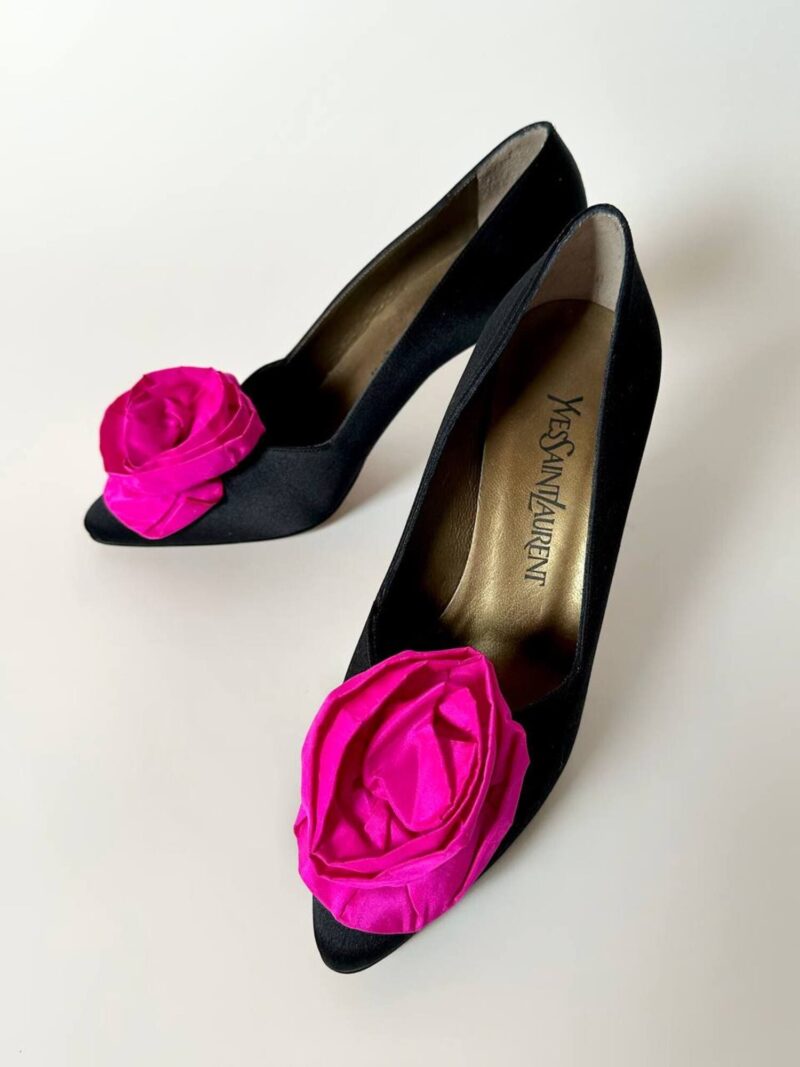 Décolleté vintage Yves Saint Laurent in raso di seta nero con rosa di taffetà fucsia