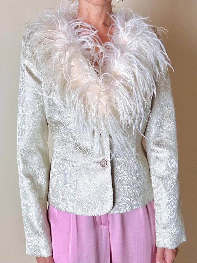 Giacca in broccato con collo di piume e bottoni gioiello “Victor Costa”