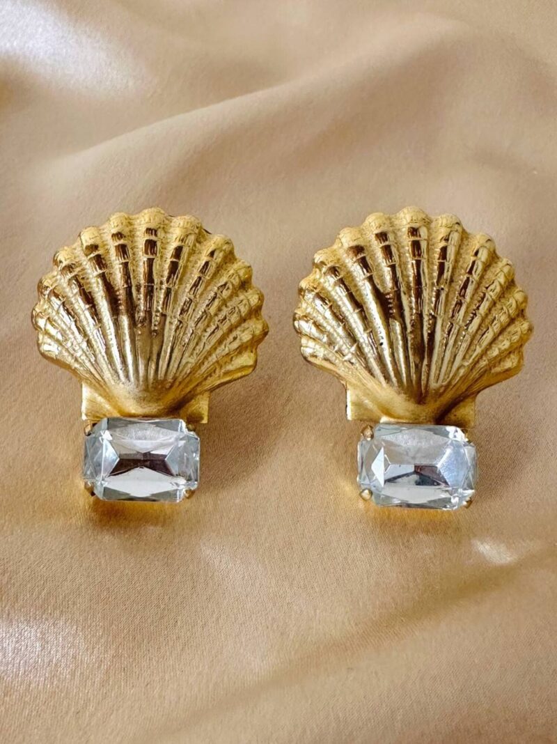 Orecchini a clip dorati a forma di capasanta con strass rettangolare