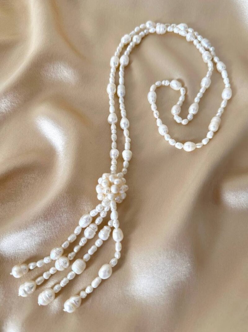 Collana lunga con nappa realizzata con perle naturali d’acqua dolce