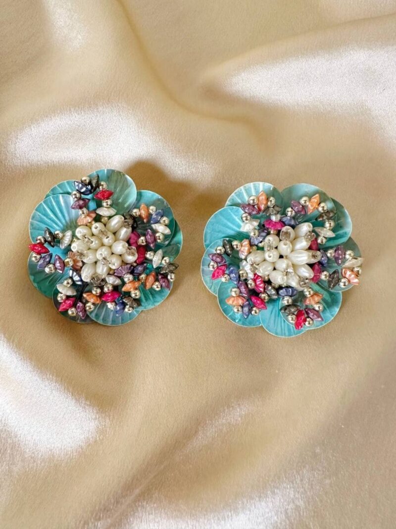 Maxi orecchini a clip a forma di fiore in paillettes celesti e perline