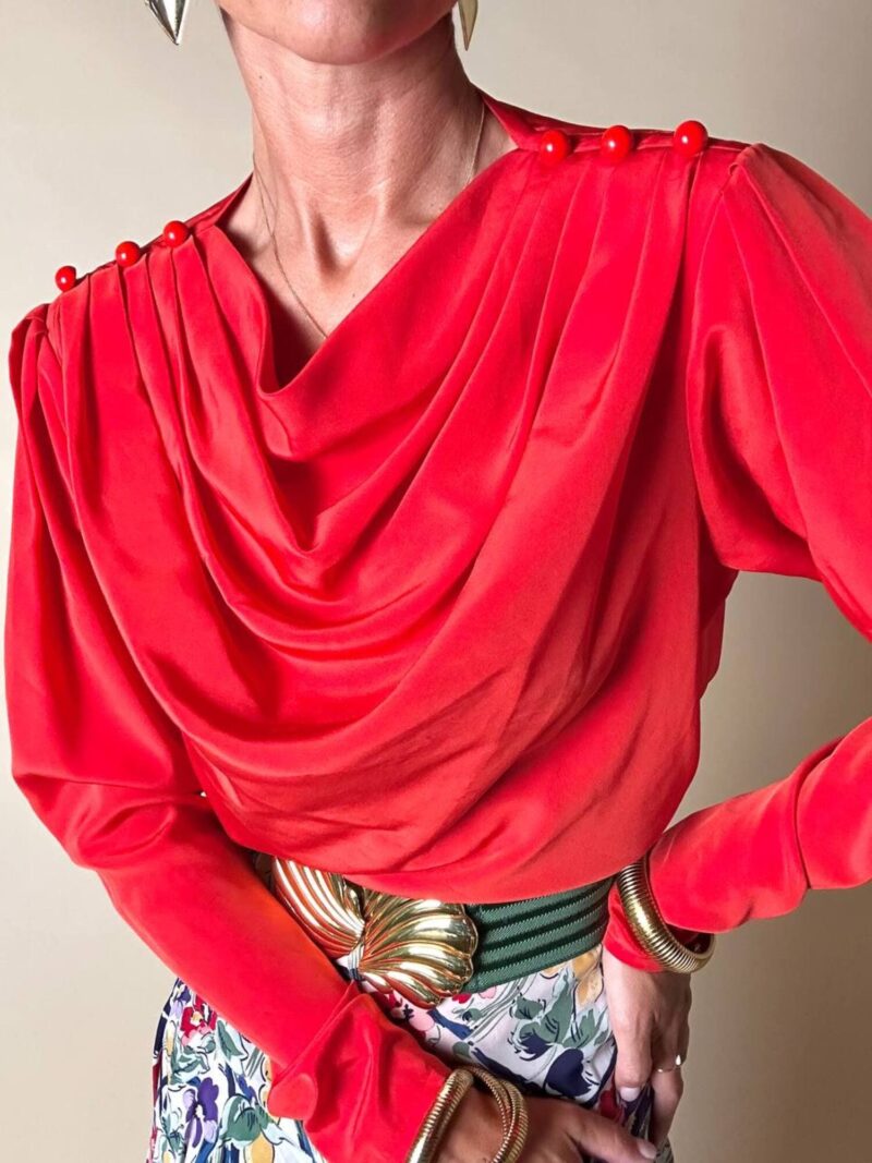 Blusa rossa con scollo drappeggiato “Yves Saint Laurent”