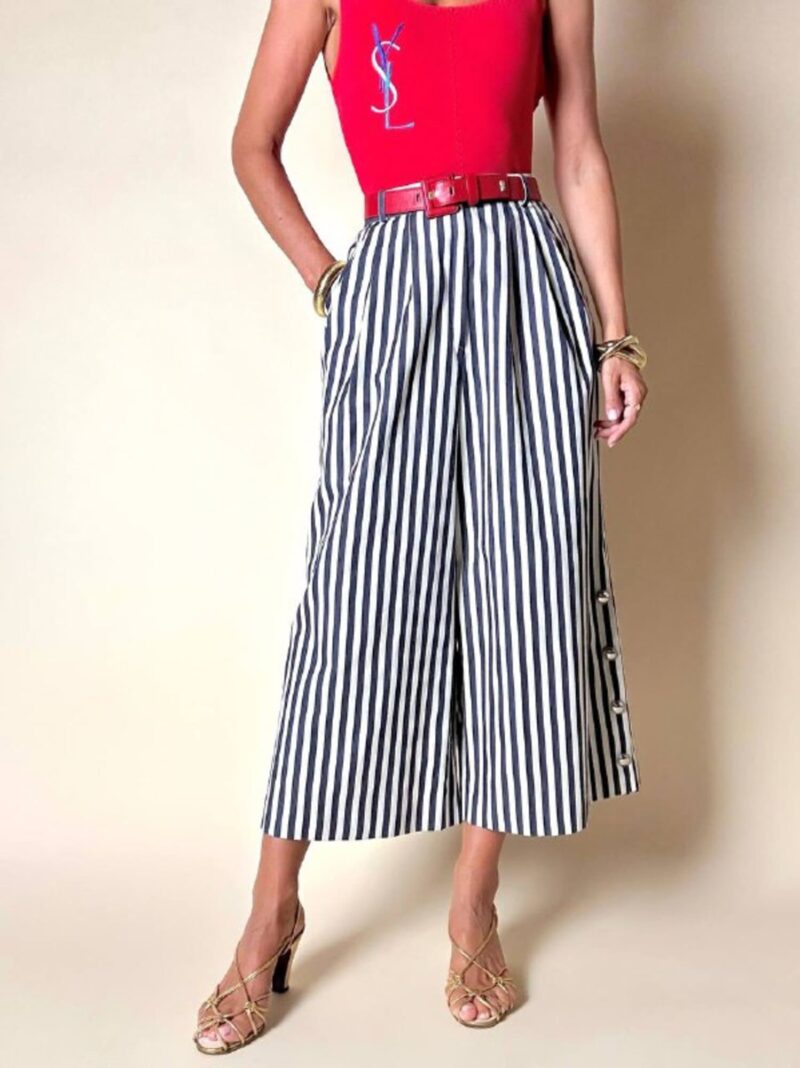 Pantalone gaucho a righe verticali bianco e blu con abbottonatura laterale asimmetrica