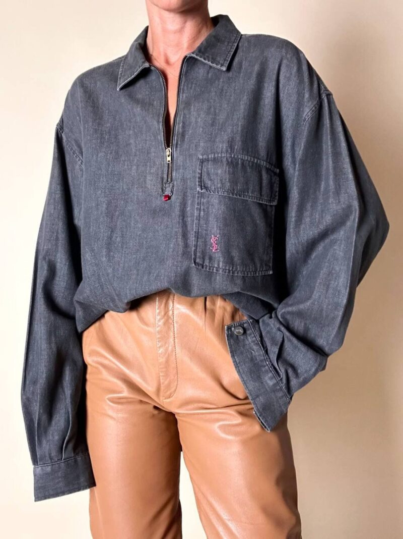 Blusa Yves Saint Laurent oversize in denim grigio con zip e logo ricamato