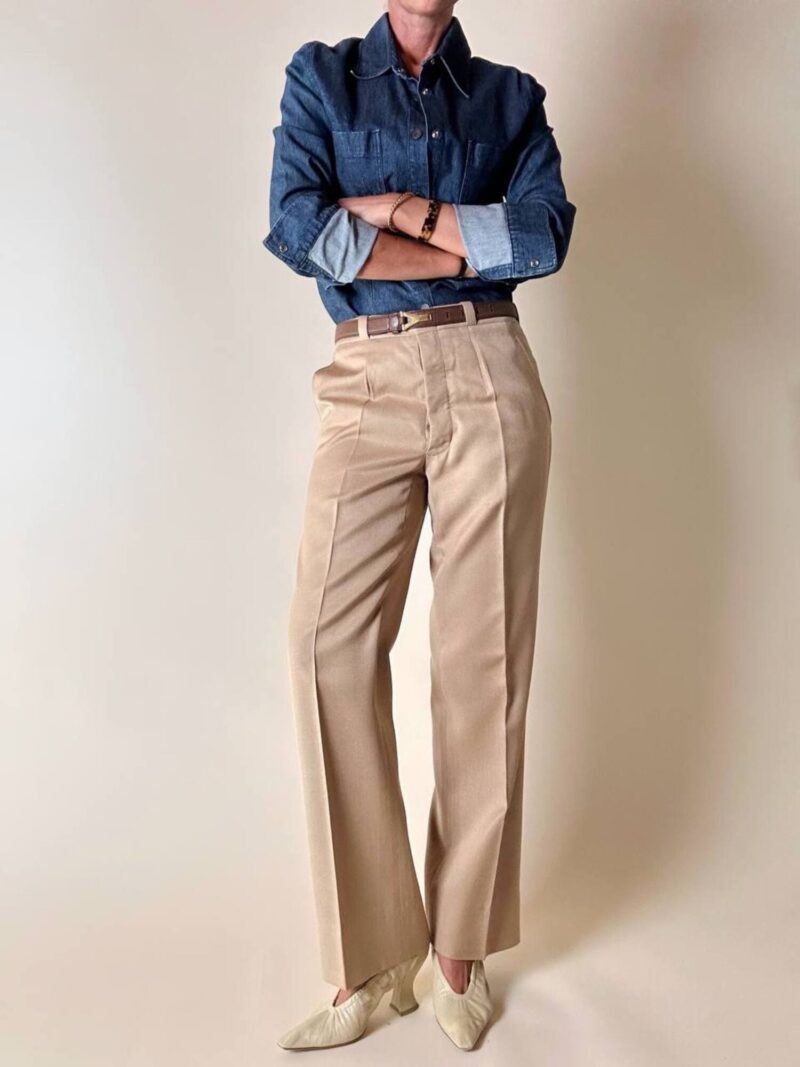 Pantalone sartoriale con piega e abbottonatura frontale color cammello chiaro