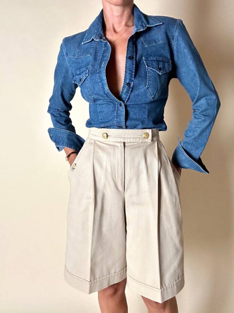 Bermuda Yves Saint Laurent in cotone color sabbia con bottoni dorati con logo YSL