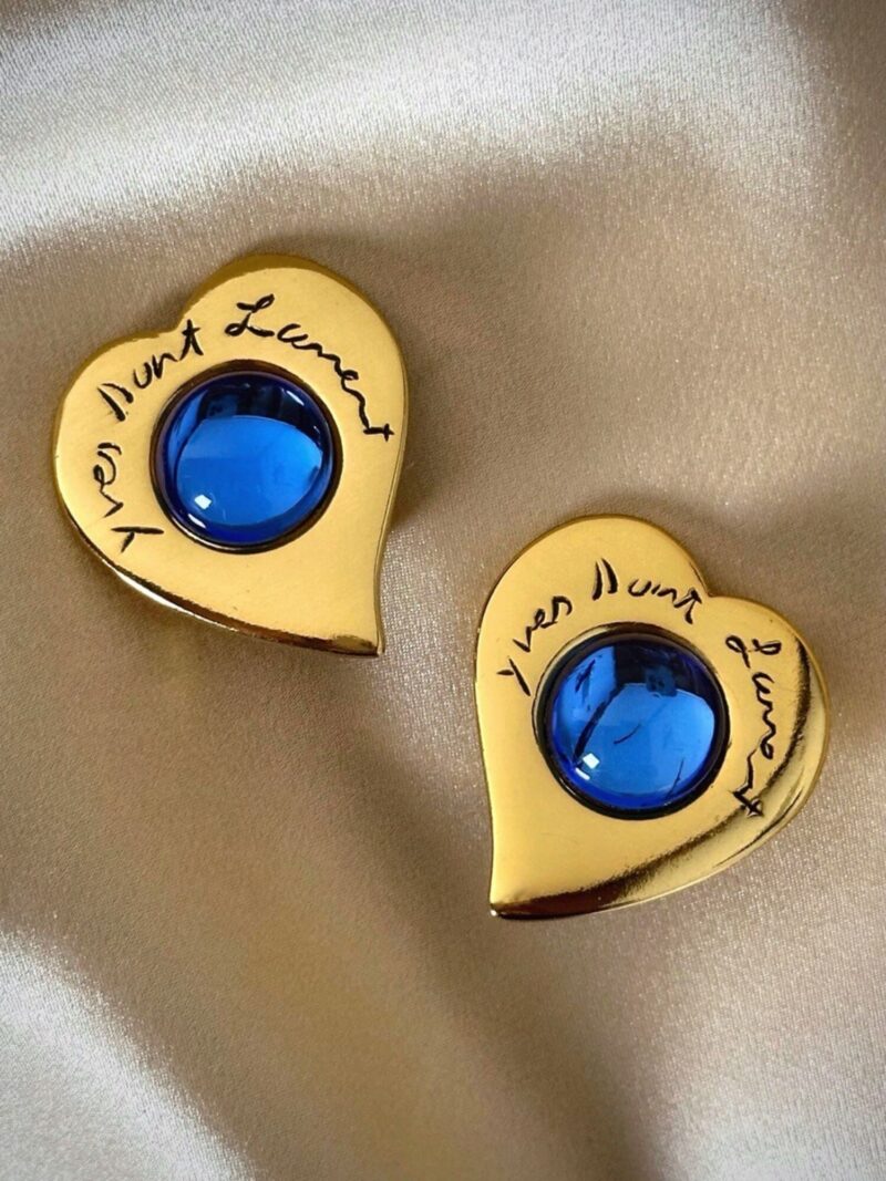 Orecchini a clip Yves Saint Laurent a forma di cuore con cabochon celesti