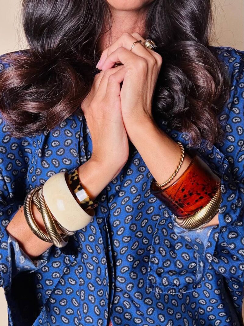 Coppia di bracciali rigidi in acrilico tartarugato e resina effetto avorio