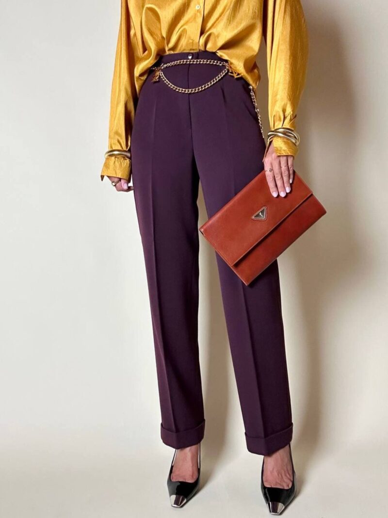 Pantalone sartoriale a vita alta con taglio a sigaretta color prugna