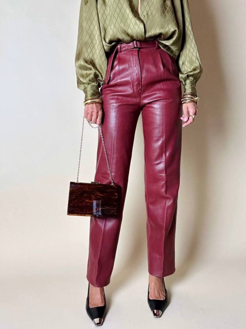 Pantalone in pelle mattone rosato a vita alta con pince e cintura in coordinato La Matta