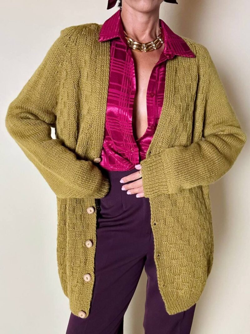 Cardigan lungo fatto a mano in lana verde acido con bottoni quadrati in tinta