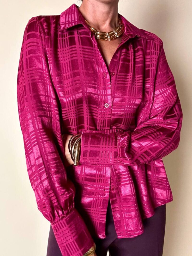 Camicia in raso jacquard a fantasia geometrica color amarena