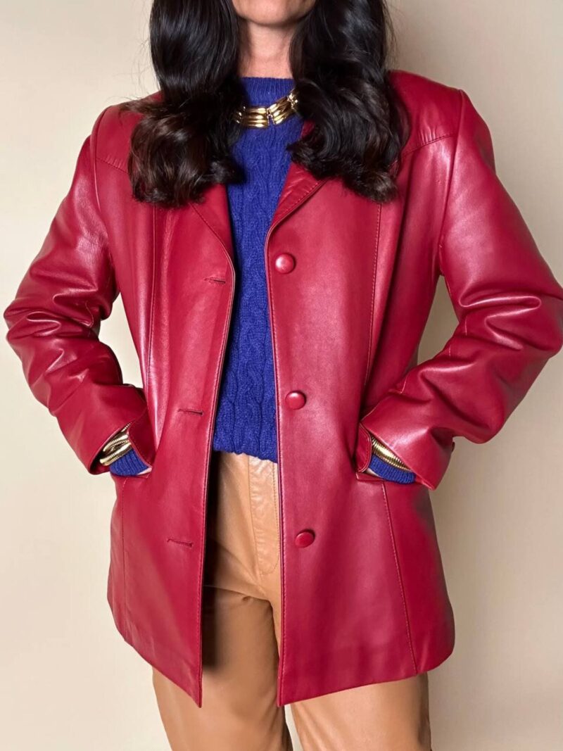 Giacca Atlas in pelle rosso carminio con bottoni ricoperti in pelle