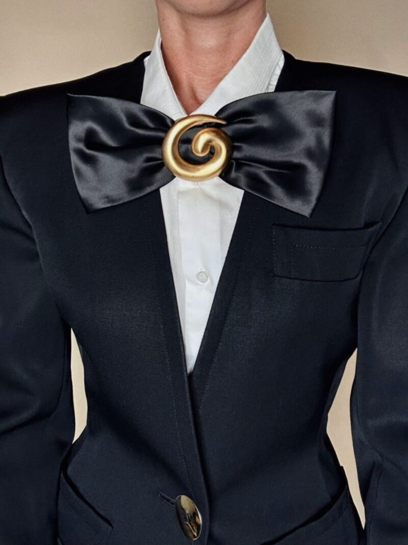 Spilla vintage modernista Monet spazzolato con maxi fiocco nero in raso di seta
