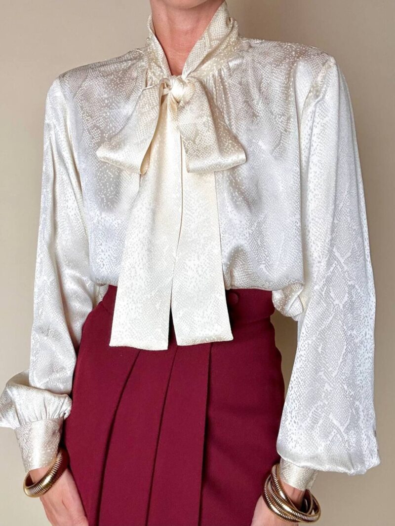 Blusa Yves Saint Laurent con fiocco al collo in seta jacquard avorio fantasia pitone