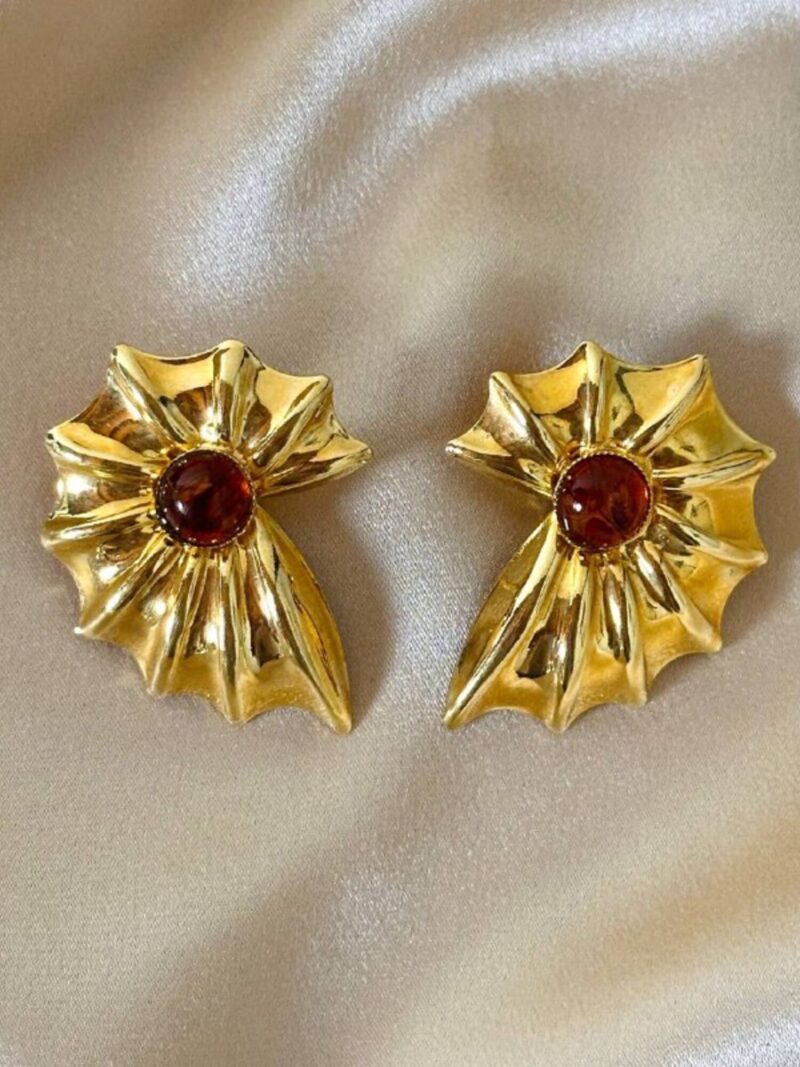 Orecchini a clip dorati a forma di conchiglia con cabochon centrale in ambra sintetica