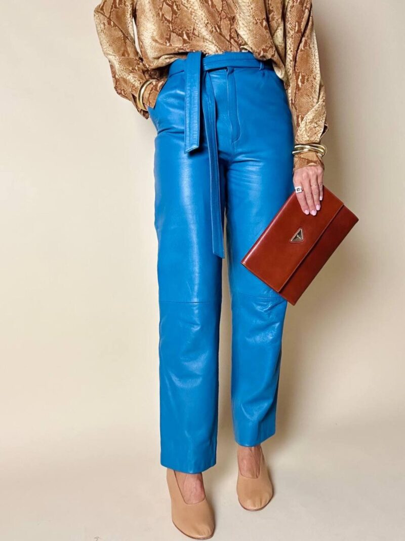 Pantalone in pelle blu ceruleo a vita alta con cintura in coordinato