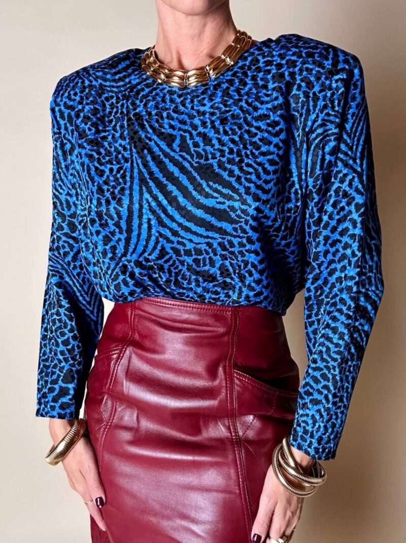 Blusa Yves Saint Laurent in seta jacquard blu elettrico con fantasia animalier nera