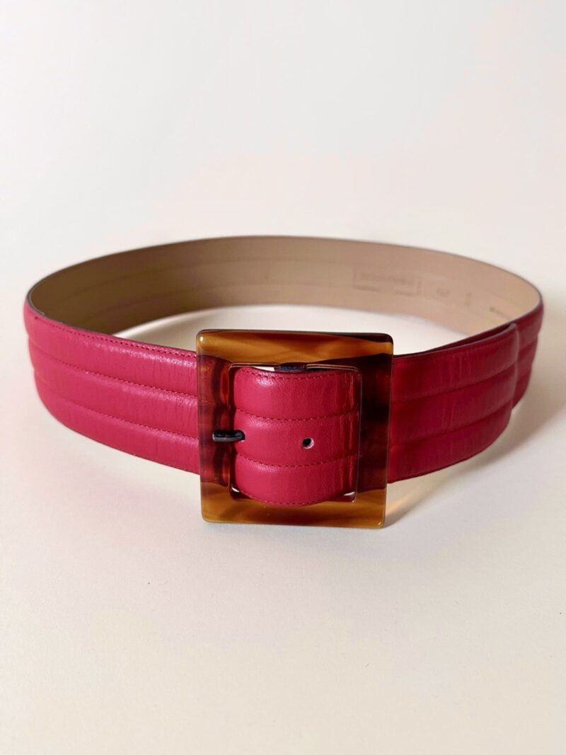 Cintura Yves Saint Laurent in pelle rossa con maxi fibbia in resina effetto tartaruga