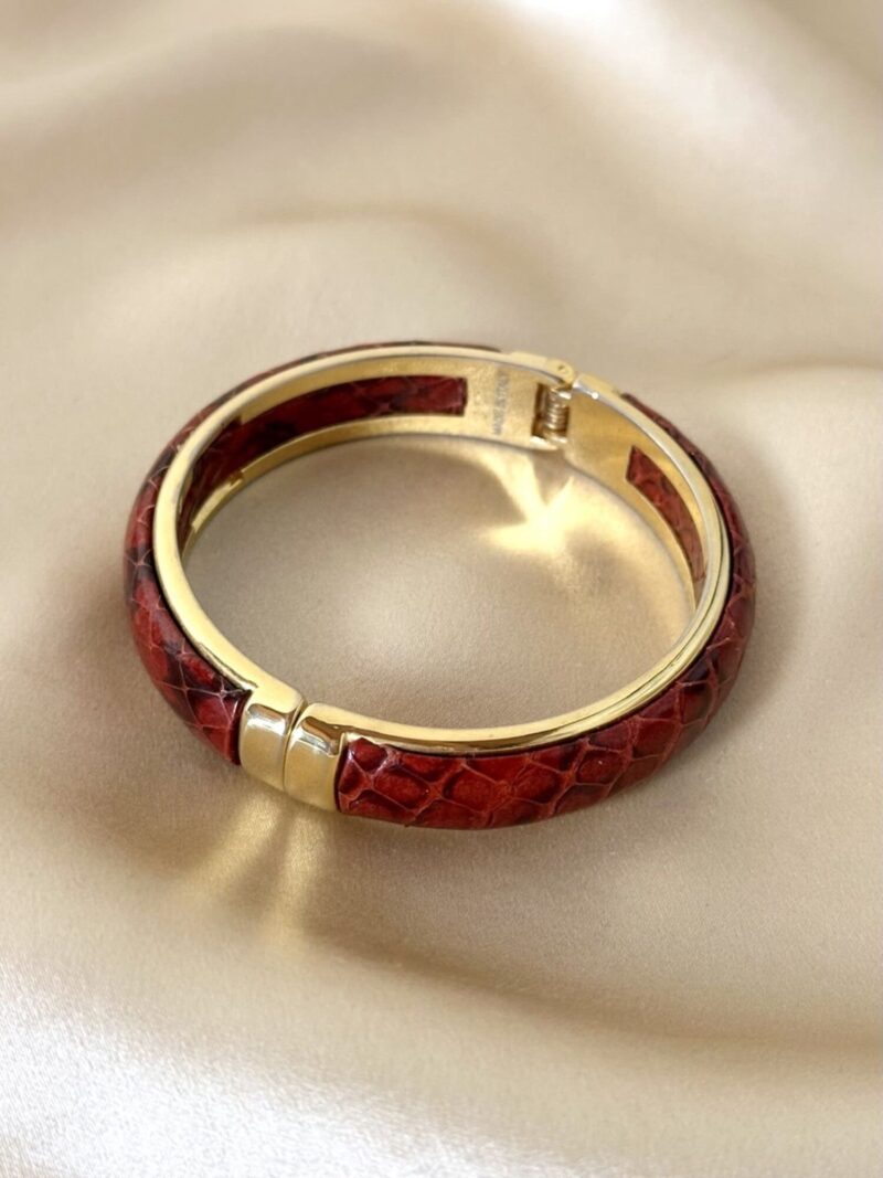 Bracciale vintage rigido in metallo dorato e pelle di serpente rossa