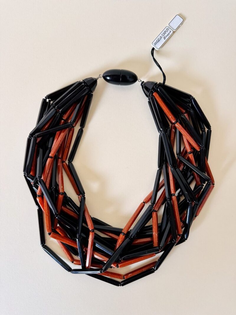 Collana multifilo in lucite Angela Caputi Giuggiù con moduli baguette sfaccettati neri e corallo