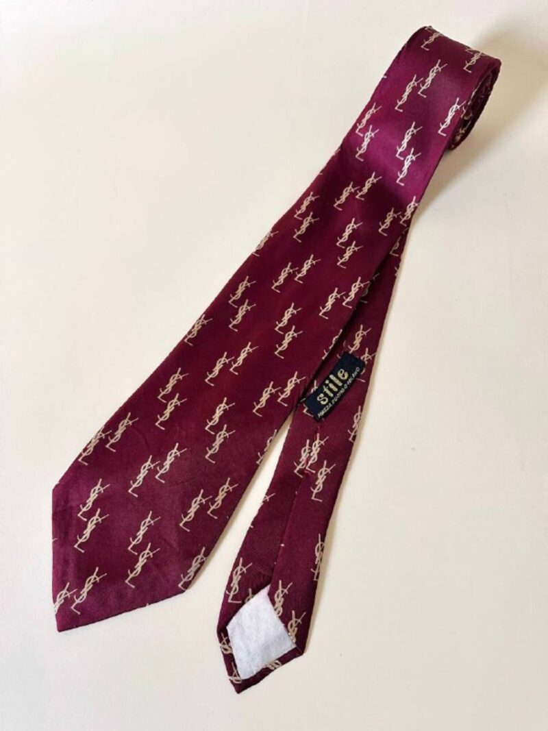 Cravatta Yves Saint Laurent in seta bordeaux con logo YSL beige allover