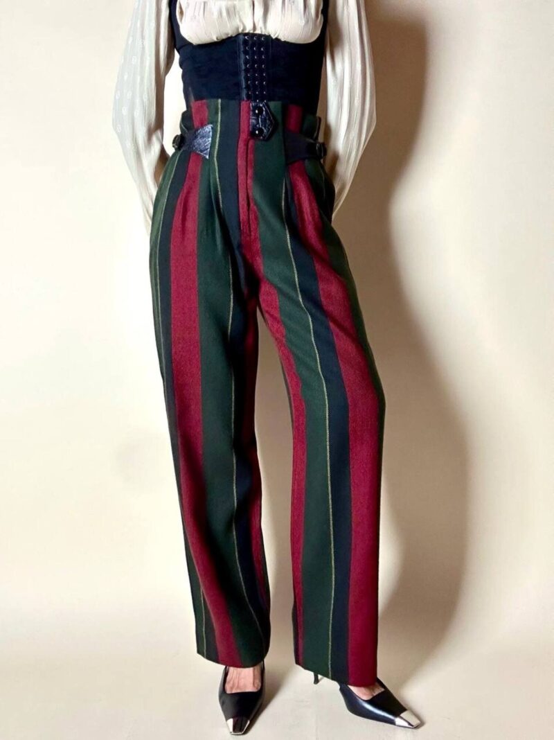 Pantalone a vita alta in lana jacquard a righe verticali con cinturini in pelle nera