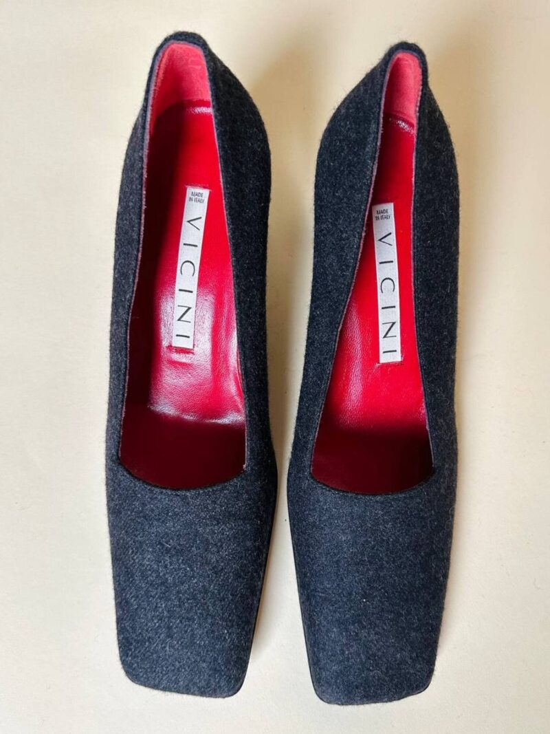 Décolleté Vicini in feltro antracite con tacco squadrato e interno rosso