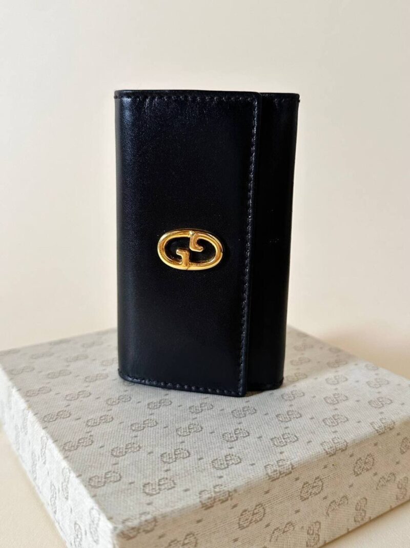 Portachiavi trifold Gucci in pelle nera con logo in metallo oro e scatola originale
