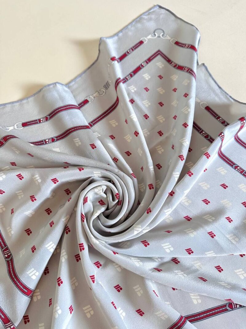 Foulard in seta grigio perla fantasia bianca e rossa