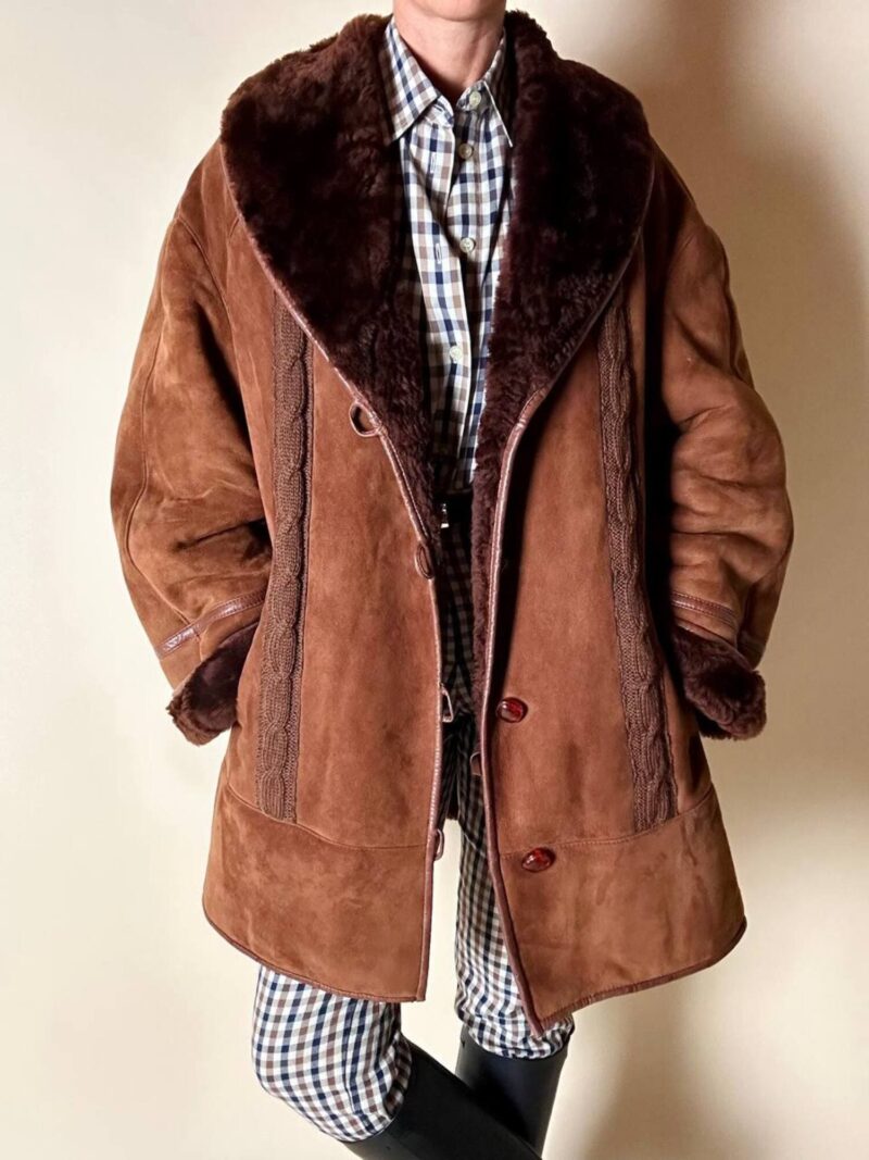 Schearling in camoscio color ruggine con vello color cioccolato e inserti in lana lavorati a treccia