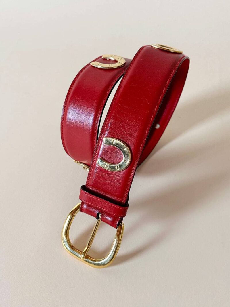 Cintura Gucci in pelle rossa con borchie a ferro di cavallo