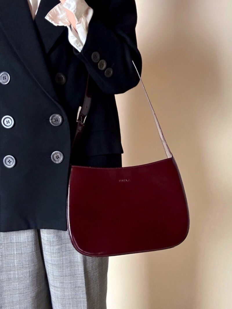 Borsa hobo Furla in pelle verniciata bordeaux