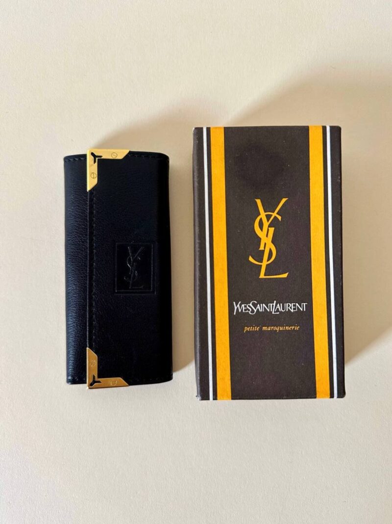 Portachiavi trifold Yves Saint Laurent in pelle nera con dettagli dorati e logo YSL a caldo