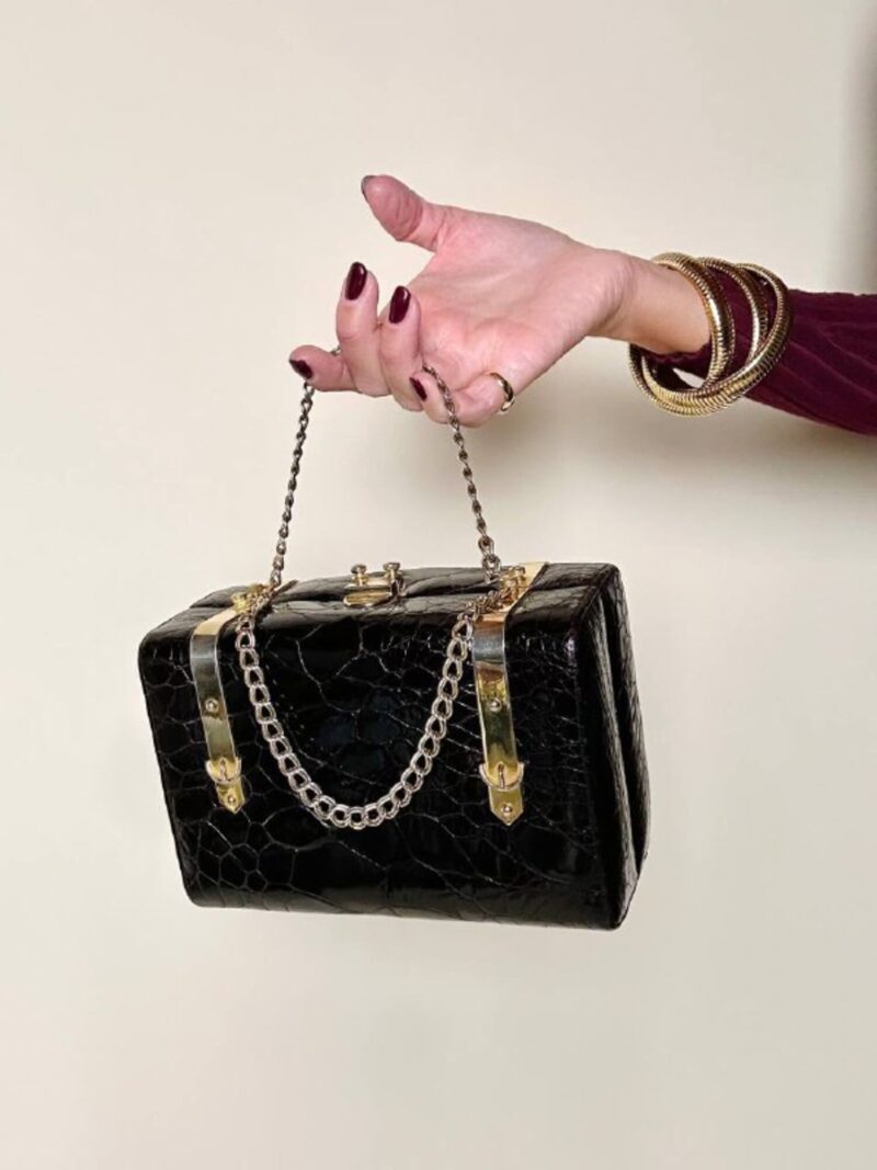 Borsa a bauletto in pelle stampa coccodrillo color testa di moro con manici a catena