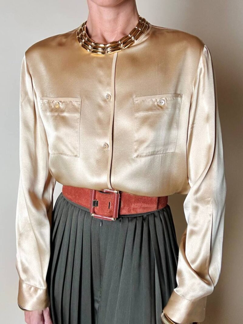 Camicia in raso di seta color champagne con bottoni i madreperla Carinissima