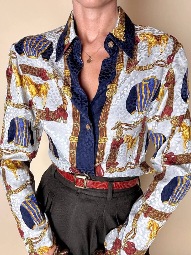Camicia sartoriale in seta jacquard fantasia equestre barocca con bottoni gioiello dorati