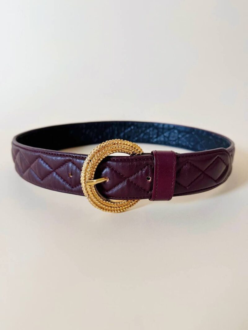 Cintura in pelle bordeaux trapuntata con fibbia dorata effetto filigrana