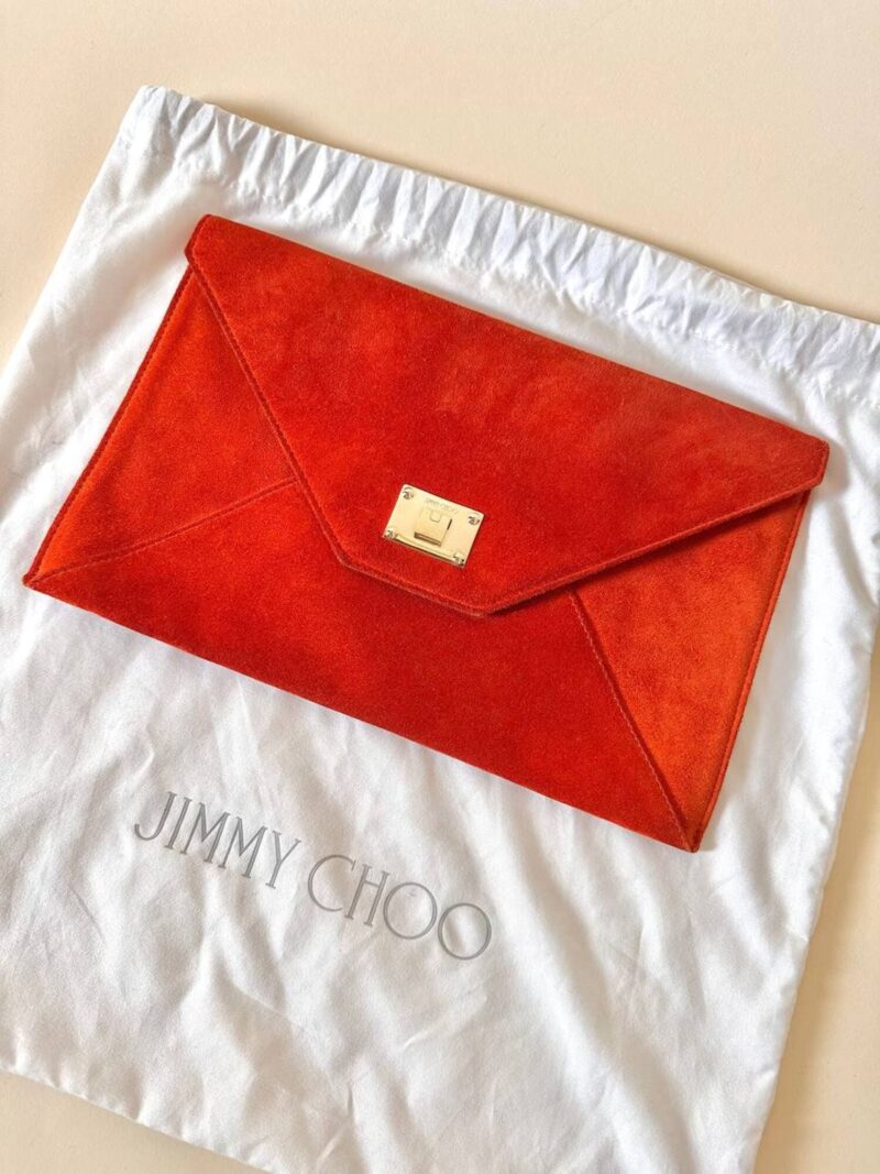 Pochette a busta Jimmy Choo in camoscio aragosta con placca metallica logata