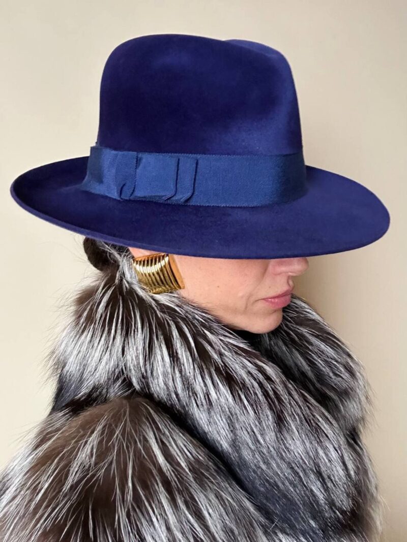 Cappello Fedora vintage blu lapislazzuli con cinta canneté tono tu tono realizzato in feltro di lapin